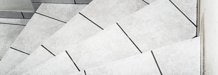 Fliese für Fliese auf einer Treppe verlegt